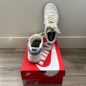 N Nike Dunk Low - Washed Denim Gum - Men Size 9.5 ( FN6881-100 )